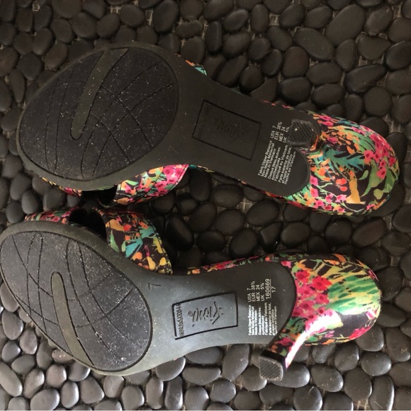 Super cute floral fabric Fioni pumps for summer. Size 7. Like new condition. - Picture 3 of 3